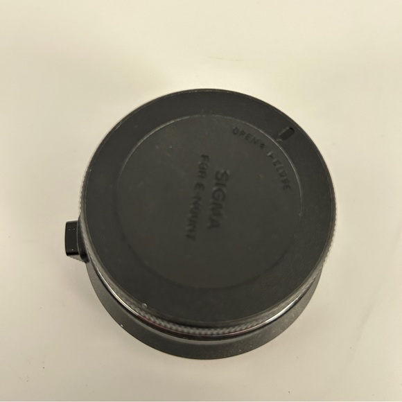 Sigma for Canon Mount Converter MC-11 For Use With Canon SGV Lenses for Sony E - Picture 3 of 6